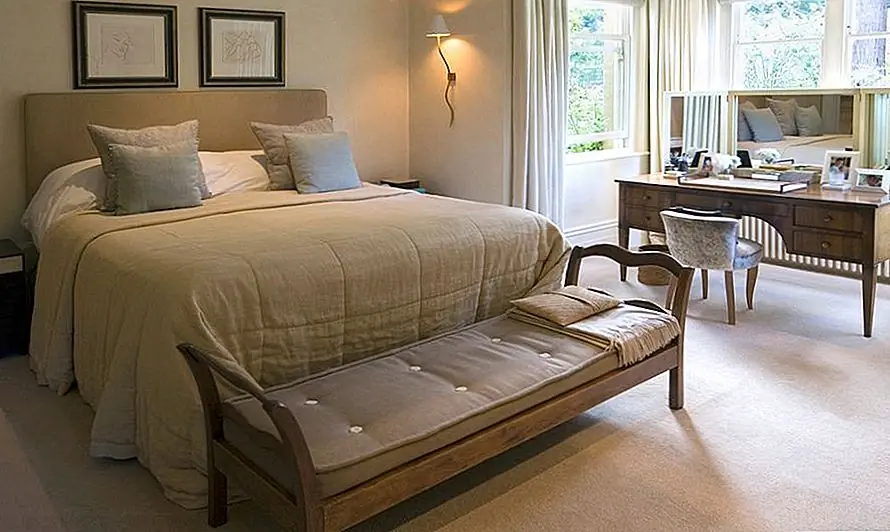 Удостоверьтесь, что вы получаете много естественного света, сидя на своем туалетном столике. Поэтому постарайтесь разместить его перед окном или как можно ближе к одному.