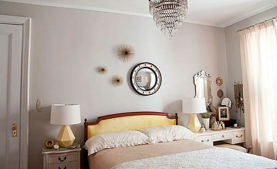 Чтобы сэкономить место в маленькой спальне, туалетный столик может удваиваться как тумбочка. Поместите его в угол у кровати, желательно возле окна.