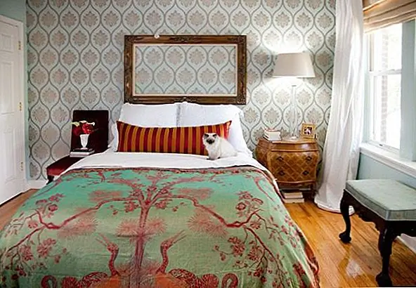 Если большинство мебели вашей спальни просты, введение интересной прикроватной лампы или светлого оттенка комнаты действительно может заставить ее поп-музыки. Подумайте о старинных лампах (после правильной проверки электрики, конечно) и оттенков секундной стрелки, чтобы изменить характер комнаты, поскольку они могут обеспечить что-то другое, будучи относительно дешевым.