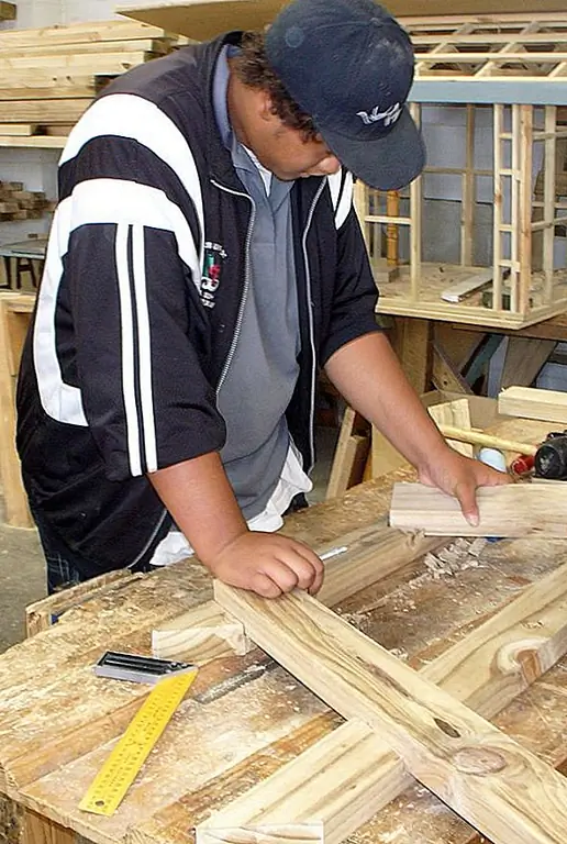 Отметьте область на земле, откуда вы начнете строить лестницу. Вы сделали это, сейчас самое время подготовить конкретный нижний колонтитул. После изготовления нижний колонтитул разрезал сторону лестницы, которые также называются стрингерами. Как только вы закончите стрижку, прикрепите ее к колоде и нижнему колонтитулу. При этом вы должны быть очень осторожны. Ножка стрингера должна опираться на бетонную колонтитул, а другой конец стрингера должен быть прикреплен к поверхности колоды. После этого настало время сделать протектор. Ширина протектора должна быть на 2 'больше, чем ширина лестницы. Это означает, что ступеньки должны перекрывать стрингеры на 1 "с обеих сторон. Как только вы закончите с этим, настало время сделать перила. Вы закончите эту заключительную задачу, и вы готовы с лестницей, ведущей к колоде.