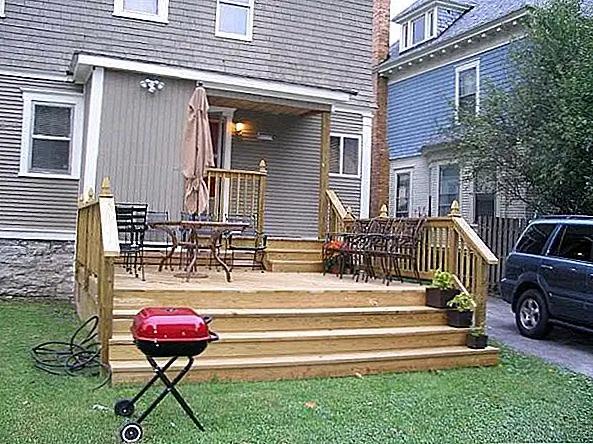 Строительство лестницы самостоятельно может быть очень сложной и сложной задачей. Вам нужно овладеть, по крайней мере, базой столярных работ. Кроме того, лестницы должны быть достаточно прочными, чтобы поддерживать тяжелые грузы. Если вы плохо разбираетесь в столярных работах, рекомендуется нанять опытного плотника, чтобы построить лестницу для вас. Он может дать ему лучший результат. И, если вы все еще готовы сделать все это самостоятельно, обратитесь за помощью к своему другу или члену семьи.