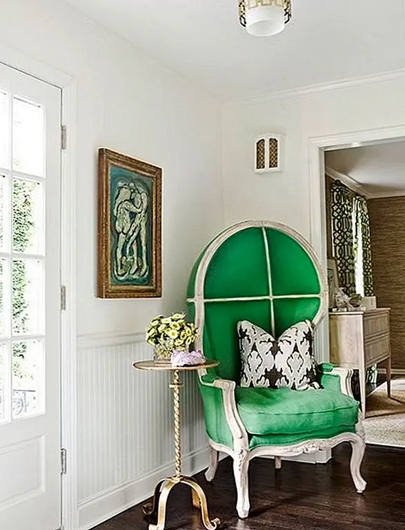 Если есть аксессуар или предмет мебели, который, кажется, выделяется отдельно от остальной части комнаты, выделите его так, чтобы он стал фокусом. Затем вы можете использовать эту обивку или аксессуар в качестве основы для проектирования остальной части комнаты. Например, если элемент ярко-зеленого цвета, остальная часть комнаты может отображать щепки зеленых оттенков, чтобы создать связь с аксессуаром, образуя гармонию в комнате.