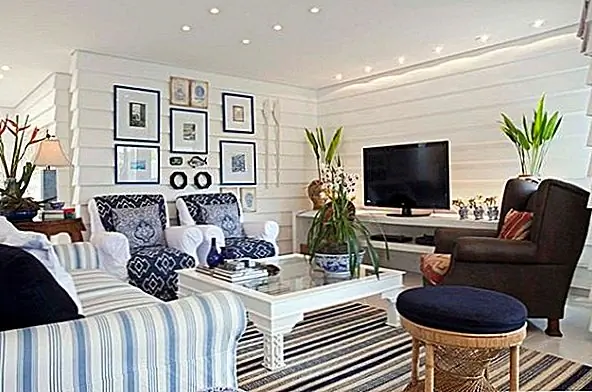 Стили можно эффективно отображать с помощью таких предметов, как подушки, экзотические узоры или декоративные вазы. Попытайтесь использовать их в комнате, но убедитесь, что вы не подавляете пространство одним стилем, пренебрегая другим. Вы и ваш партнер должны сначала выбрать, какие предметы вы хотите, а затем попытаться понять, какие из них лучше всего подходят друг другу.