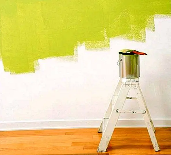 Внутренняя краска имеет пять типов отделки. Есть глянцевая краска, которая отлично подходит для кухонь и ванных комнат, полуглянцевая краска, которая является прочной, но менее блестящей, атласной краской, которая имеет низкий блеск и легко очищается, краска для яичной скорлупы, которая имеет едва заметную глянцевую и плоскую краску, которая имеет почти нет отражающего качества.