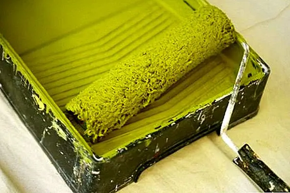 В зависимости от того, что вы рисуете, есть несколько различных типов аппликаторов на выбор. Стены и потолки можно напылять, намазывать или прокатывать. Для обрезки краски вы должны использовать кисть. Для плоских поверхностей и гладких стен вы можете использовать пенные ролики или коврики.