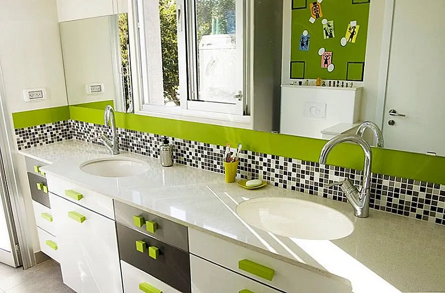 Первыми элементами, на которых вы должны сосредоточиться, являются такие основные вещи, как смесители, раковина, полотенцесушители и зеркало. Они должны соответствовать стилю, который вы выбрали для комнаты, и они будут устанавливать тон для остальных аксессуаров.