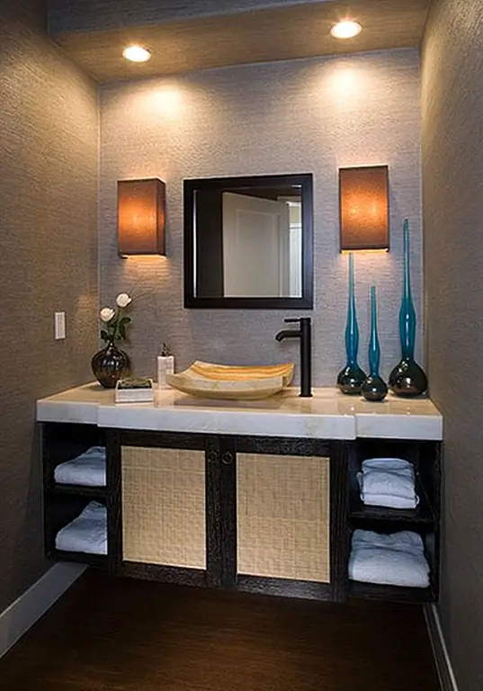 Освещение ванной часто упускается из виду, несмотря на то, что это одна из жизненно важных функций, которая может полностью изменить дизайн. В ванной всегда должно быть больше одного светильника. У вас может быть потолочный светильник, такой как подвеска или даже люстра или что-то более простое для современных и минималистских дизайнов. Второй источник света должен находиться вблизи зеркала.