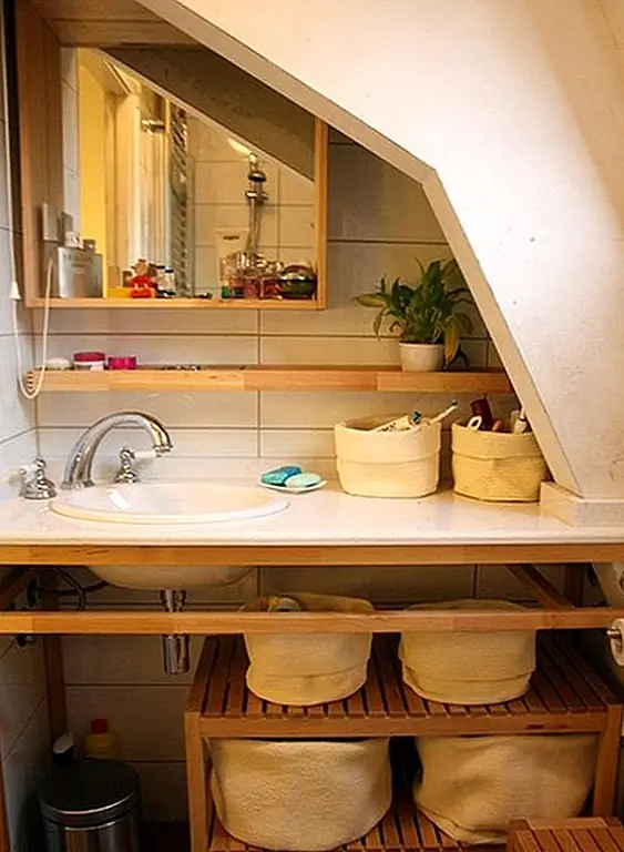 Помимо основных элементов есть целый ряд небольших аксессуаров, необходимых каждой ванной. К ним относятся такие вещи, как мыльница, держатель зубной щетки, занавески для душа, держатель туалетной бумаги и т. Д., А не просто выбирают их случайным образом. Они могут быть небольшими, но они могут оказать большое влияние на общий декор. Учитывайте все, включая цвет, форму, текстуру, размер и материал. Вы также можете добавить несколько чисто декоративных предметов, например, вазу.