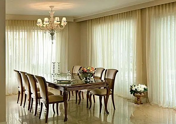 Шторы из кружева или других деликатных материалов могут быть повреждены внутри стиральной машины, поэтому было бы лучше положить их в сетчатый мешок или внутри старой наволочки, которую вы завязываете плотно. Таким образом вы можете предотвратить изнашивание и повреждение.