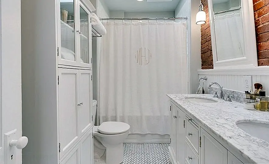 Если вы поместите свою занавеску в стиральную машину, используйте холодную воду и нежный цикл, а также бросьте 2 или 3 полотенца. Добавьте отбеливатель, чтобы избавиться от плесени и мыльной помпы.