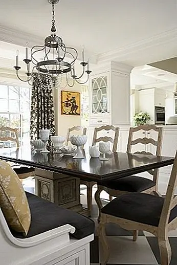 Выберите стулья без оружия.