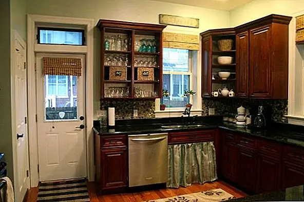 Как только эта часть будет выполнена, просто вытрите весь избыток раствора. Вам придется вытирать их, пока камни выглядят чистыми и блестящими. Это не самая интересная часть проекта, но это, наверное, самое полезное, потому что в конце вы действительно видите окончательный результат. Вы можете сделать то же самое для своей кухни, и вы можете выбрать несколько цветов и оттенков для своих камней и просто смешать их любым способом. {Found on homestoriesatoz}.