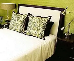 Какие цвета хорошо работают с коричневым в спальне