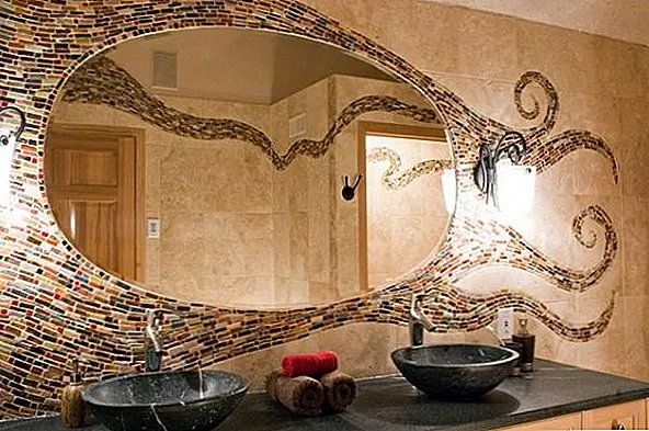 Красота мозаики как художественной особенности в комнате состоит в том, что она становится центром внимания и может сочетаться с меньшими очередями мозаики вокруг комнаты.