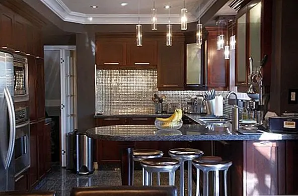 Мозаичные зеркала добавляют очень четкое и современное прикосновение к комнате. Просто использование небольшой панели из таких мозаичных плиток может стать привлекательным углом. Это особенно замечательно, если ваш декор мягкий, поскольку стеновая панель из зеркальной мозаики может сделать ее намного интереснее.