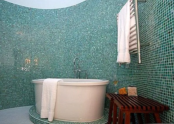 Красота стеклянных мозаичных плиток заключается в том, что они имеют блестящий вид, который может быть почти жидким. Это идеально подходит в ванной комнате, но может использоваться в других комнатах. Бонус использования стеклянной мозаики заключается в том, что она помогает сделать пространство более крупным благодаря своей отражающей природе.