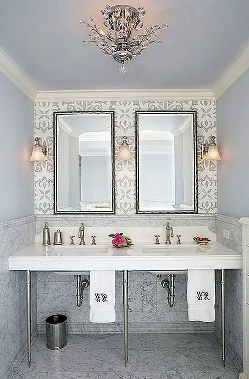 Если вы не большой поклонник использования обоев в своем доме, то мозаика может быть адаптирована к тому, чтобы выглядеть как обои. Это более тонкий способ использования мозаики, и он очень универсален.