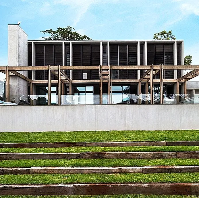 Не все хорошо ладят. Поэтому ищите признаки несовместимости с самого начала. Если архитектор, с которым вы проводите собеседование, или вы планируете работать, не прислушивается к вашим мнениям или предложениям и не настроен на собственные идеи, тогда вы можете захотеть найти кого-то другого, чтобы справиться с вашим проектом. Другими признаками того, что архитектор не подходит для вас, может быть тот факт, что они не делают никаких предложений или не задают вопросов.