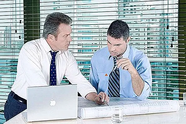 Уважаемый практикующий архитектор составит список успешных проектов и проектов. Когда вы проверяете ассоциацию, они обычно ведут записи о проектах архитекторов. Если вы хотите узнать какие-либо проекты, разработанные архитекторами в вашем районе, вы также можете посетить свой муниципалитет для любых своих записей и даже посетить их известные проекты.