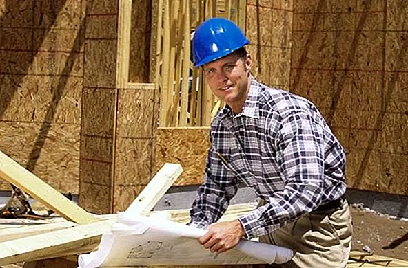 Так же, как наем архитектора, найм хорошего подрядчика имеет значение при создании дома, спроектированного специально для вас. Хороший подрядчик обычно выполняет в тандеме с архитектором, что означает, что они работали вместе над многими прошлыми проектами и создали хорошую сборку и профессиональную команду.