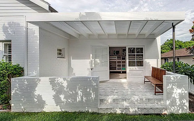 Узнайте, как часто архитектор участвует в посещении сайта. Это признак хорошего архитектора, поскольку просмотр его собственных проектов на месте еще более важен, чем просто передача бумажных отпечатков. Для более крупных домов другим специалистам, таким как структурные, механические и электротехнические инженеры, необходимо представить документы, в которых излагаются их обязанности. В этом случае, как правило, архитектор будет назначен зарегистрированным координационным специалистом и будет внимательно следить за событиями на сайте, что является бонусом, поскольку это обеспечивает уверенность в том, что дом строится в соответствии с планом. Тем более, архитектор должен присутствовать всякий раз, когда проводятся другие скоординированные проверки, чтобы вести учет работы.