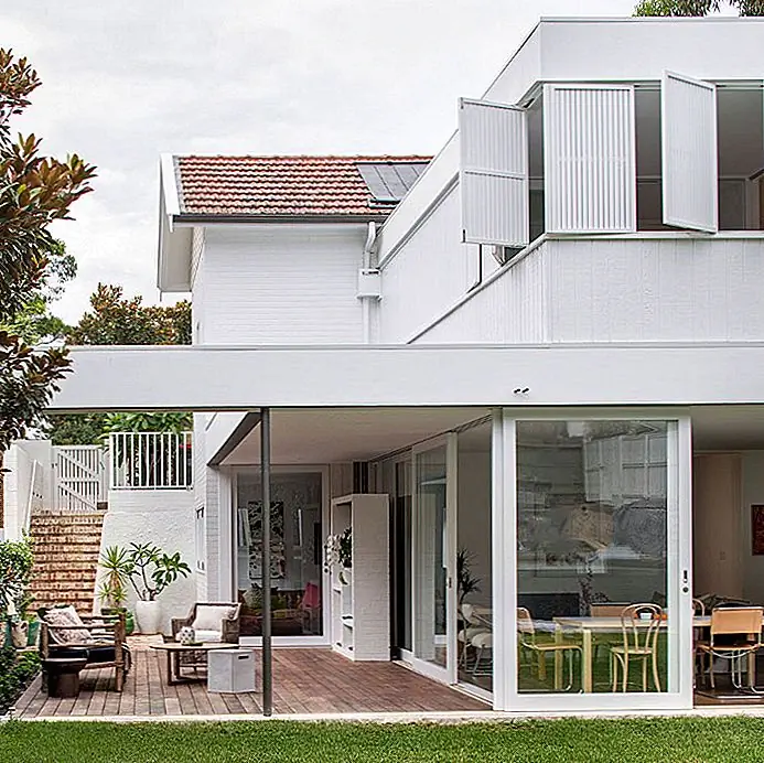 Практикующий архитектор должен полностью понять подзаконные акты строительства. Иногда подзаконные акты некоторых муниципалитетов могут быть расплывчатыми, и архитектор может попытаться использовать аккуратную тактику, чтобы обойти подзаконные акты, что вполне понятно для улучшения и продвижения уникального дизайна. Но рисунки должны быть максимально совместимы. Помните о архитекторах, которые намеренно представляют чертежи, которые не полностью соответствуют требованиям. В результате вы будете требовать от своих проектных сервисов снова и снова, и в итоге вы получите больше, чем первоначально указанная цена. Удостоверьтесь, чтобы получить полную разбивку цены, чтобы отразить ваш бюджет, в том числе изменения заказов и ревизионных сборов, в начале цитаты, чтобы избежать неожиданных скрытых расходов позже.