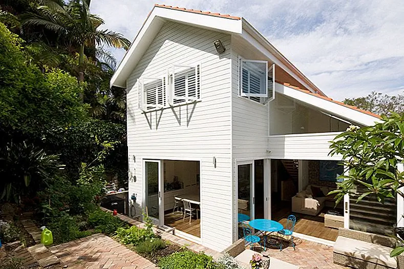 Когда вы проводите собеседование с архитектором, с которым вы можете работать или нет, в будущем вам нужно подготовиться к набору вопросов. Например, вы должны спросить, как он или она будет подходить к проекту, и есть ли какие-либо видимые проблемы в этот момент. Кроме того, вы должны спросить о гонорарах и общей стоимости или, по крайней мере, для какой-либо оценки. На этом этапе можно было бы оценить продолжительность всего проекта. И не стесняйтесь спрашивать примеры подобных проектов.