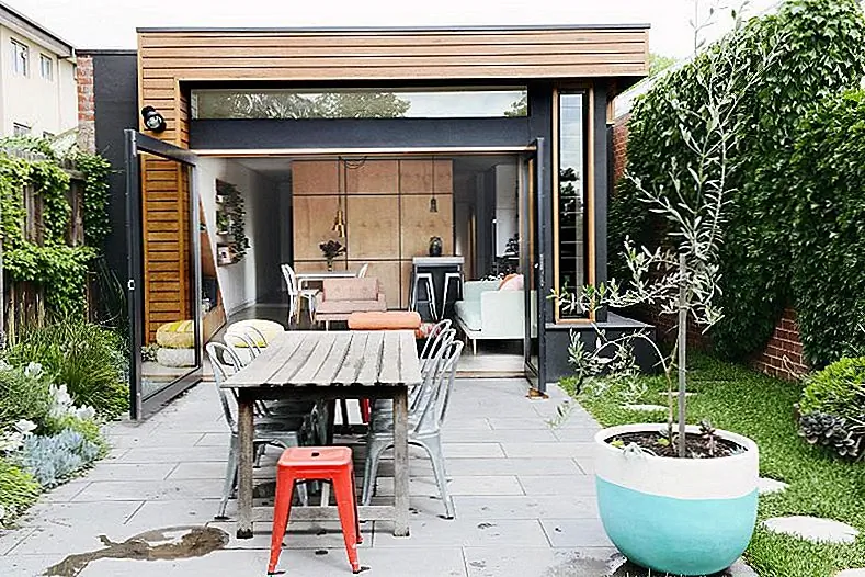 Общение чрезвычайно важно при работе с архитектором. Плохое общение может привести к спорам, и ваш дом может пострадать от такого подхода. Удостоверьтесь, что вы устанавливаете бюджет с самого начала и что эта деталь и обязанности архитектора указаны в контракте. Кроме того, у вас есть некоторые обязанности. Поэтому не передумайте в середине строительства и убедитесь, что вы четко представляете свое видение. Вы даже можете сделать записку или заказать вырезки из журналов или фотографий.