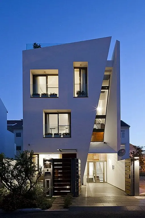 Для среднего домовладельца архитекторы являются властными дизайнерами и не совсем понимают роль архитектора. Роль архитектора включает в себя гораздо больше, чем просто вытягивание идей на бумаге или похлопывание кучей красочных линий в программе разработки компьютеров. Архитектура - это фактически искусство, хотя и не в живописи или скульптуре, а в выражении и приведении в строй сложностей строительства. С дизайном дома это ничем не отличается. Хотя некоторые географические зоны и муниципалитеты не требуют услуг архитектора для домашнего дизайна, может быть целесообразно исследовать и обратиться за советом прежде, чем сначала обратиться к телефонной книге.