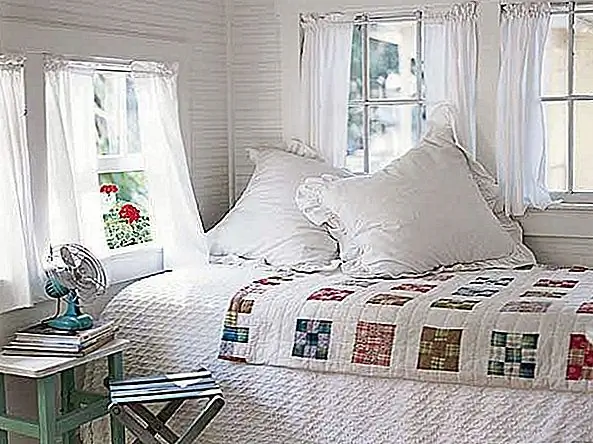 Удалите коврики и другие ковры из спальни. Коврики и ковры будут создавать излишнюю жару, и эта жара сделает спальню более нагретой. Поэтому становится важным, чтобы вы удалили ковры и ковры и сохранили чистоту пола. Это поможет охладить спальню, придав ей чистый и аккуратный вид.