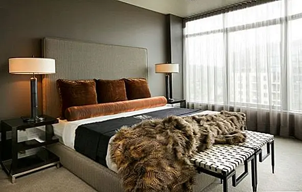 Еще одна особенность коричневого цвета заключается в том, что это теплый, земной цвет. Вы можете воспользоваться этим, и вы можете использовать всевозможные текстуры для создания уютной и теплой атмосферы. Вы можете использовать войлок или даже мех для некоторых деталей, таких как подушки, коврик и т. Д.