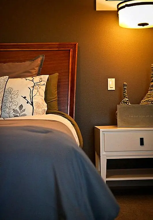 Вы также можете использовать цвета, которые тесно связаны с коричневым. Например, используйте красный, бордовый, бежевый и играйте с разными оттенками. Вы можете также добавить холодный цвет в микс, например, синий или фиолетовый. Также используйте мягкий, рассеянный свет.