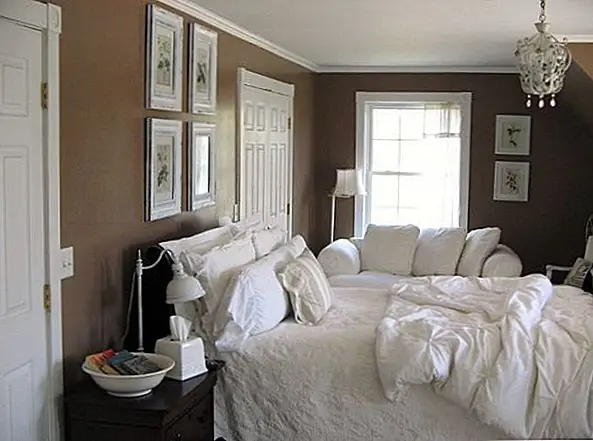 Как украсить спальню коричневыми стенами