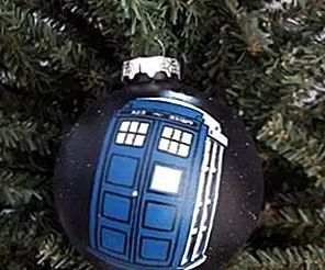 Как украсить елку с использованием не традиционных украшений