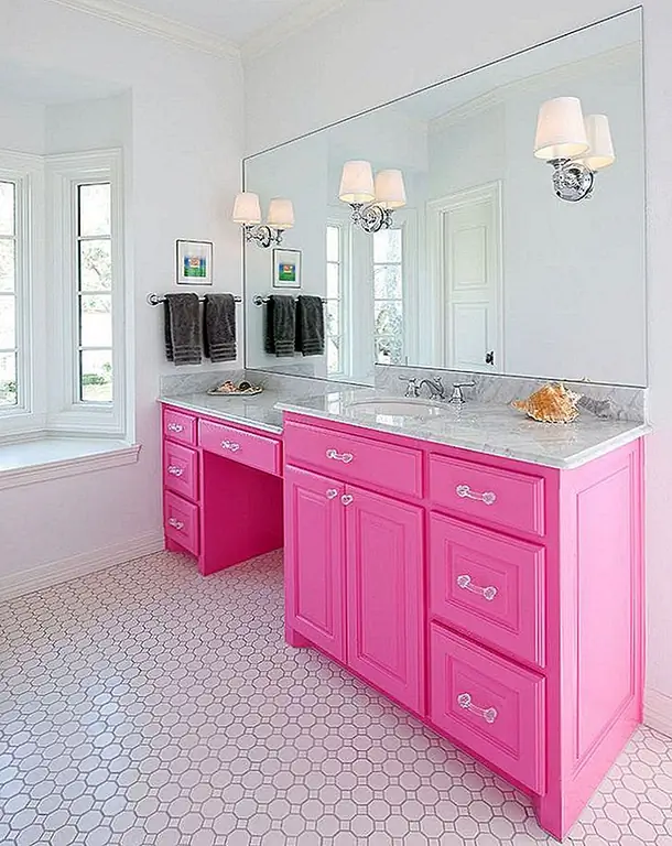 Вы не обязательно должны использовать розовый на стенах. Если вы оставите их просто и белыми, вы можете использовать розовый в другом месте комнаты. Например, выберите розовую мебель. Это может быть очень освежающая деталь.