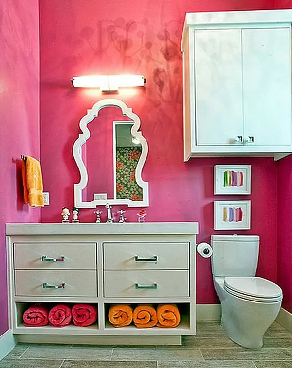 Конечно, самый простой способ ввести цвет в комнату - это рисовать стены. И так как вы выбираете простой способ, по крайней мере, выбираете смелый оттенок розового и сочетаете его с простыми и простыми светильниками и удобствами.