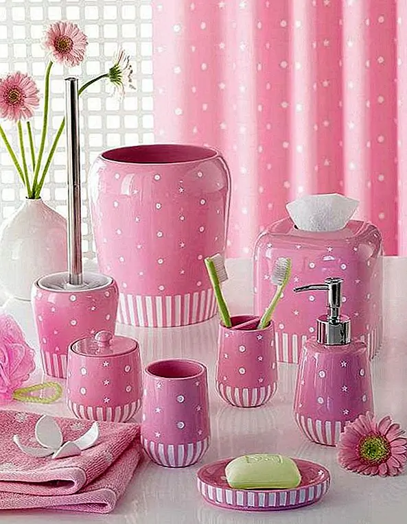 Добавьте цвет в минималистскую ванную комнату с цветными аксессуарами. Например, некоторые розовые аксессуары для суеты могут соответствовать занавесу для душа или выделяться сами по себе.