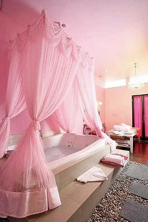 Поскольку вы решили сделать розовый свой цвет выбора для ванной комнаты, затем изо всех сил и создать романтический и женственный декор. Создайте красивый купол для ванны и используйте розовые шторы для душа.
