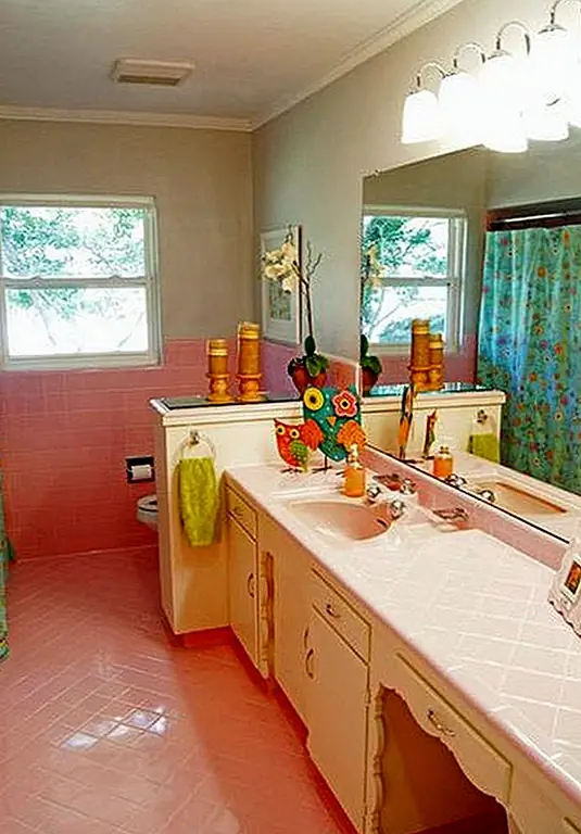 Если вы используете более одного цвета в комнате, важно знать, как создать баланс между ними. Используйте розовый для напольной и настенной плитки, бежевый или слоновой кости для шкафов и суеты и холодный оттенок для занавеса и несколько других аксессуаров.