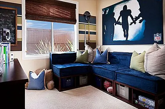 Конечно, вам не обязательно быть кричащим, если вы этого не хотите. Несколько тонких намеков достаточно. Например, нарисуйте комод, используя цвета футбольной команды и украсьте кровать несколькими подушками из футбольной формы.