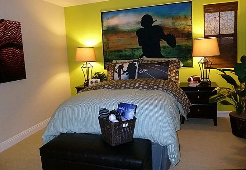 Разместите аксессуары для футбольных мячей и украшения в таких стратегических местах, как на тумбочке, на комоде, у подножия кровати и т. Д. {Найден на citrineinteriors}.