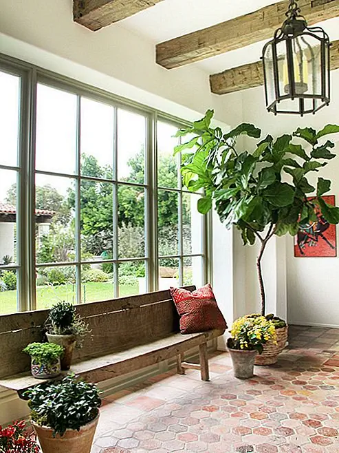 В некоторых случаях маленькое дерево, помещенное в горшок, может быть идеальным акцентом. Удостоверьтесь, что вам нужно окно или стеклянную дверь. Балкон был бы прекрасным местом для такого украшения. Вы можете заполнить горшок небольшими цветущими цветущими растениями и иметь небольшие горшки, расположенные вокруг него, чтобы создать прекрасный закрытый сад.