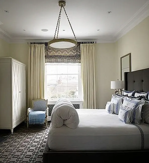 Это хорошая идея рассмотреть существующую цветовую схему вашей комнаты перед внесением оптовых изменений. Комнаты для гостей не должны быть гендерными в их окраске, и, пока ваша комната относительно нейтральная, достаточно нескольких брызг осенних оттенков. Подумайте не только о глубоких ягодных красных и желтых. Включите апельсины, коричневые и золотые. Не выбирайте один оттенок любого цвета. Подумайте о большом разнообразии тонов и текстур, которые показывают листья леса в течение сезона. Смешайте и сопоставьте цвета, чтобы эффект был похож на лоскутное одеяло.