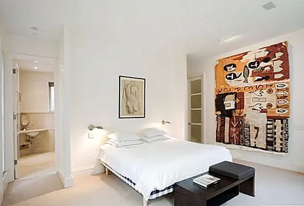 Создайте немедленное впечатление от дизайна вашей спальни для гостей, выбирая один или два элемента, которые будут иметь непосредственное влияние. Попробуйте глаз, улавливающий глубоко окрашенный коврик или осеннее постельное белье. Несколько простых утверждений лучше, чем превратить каждый элемент комнаты в выбранную вами тему.