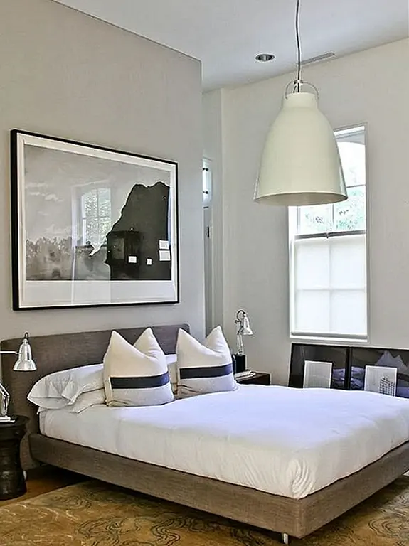 Подумайте о том, чтобы переключить свои шторы на те, которые намекают на меняющийся сезон и соответствуют остальной части вашего дизайна. Новые шторы могут быть дорогостоящим выбором, но помните, что их всегда можно снять и использовать снова следующей осенью. Недорогой альтернативой является простое изменение задержек на драпировке. Броши подушки и подушки идеально подходят для вдохновленной осенью схемы, поскольку они могут быть размещены вокруг комнаты по вашему желанию, чтобы сохранить непрерывность вашей цветной темы. Они делают относительно недорогой способ косметического ремонта и, конечно же, имеют идеальные качества, чтобы добавить это уютное ощущение в комнату.