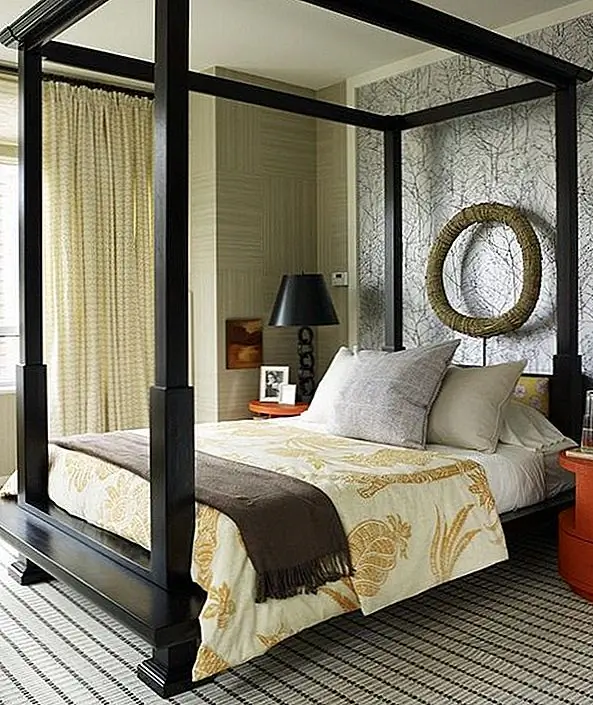 Падение венков может внести большой вклад в дизайн спальни для гостей. Подумайте о том, чтобы разместить его над кроватью или даже на двери спальни. Если вы решите сделать свой собственный, лучше использовать искусственные цветы и ягоды, но вам нечего мешать вам собирать свою листву от неожиданности. Венки делают отличный способ творчества!