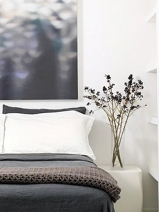 У сушеных цветочных композиций следует приближаться во многом так же, как с обычными цветами. Тем не менее, стоит рассмотреть возможность использования непрозрачной вазы, а не четкой, которая соответствует вашей цветовой теме. Попробуйте экспериментировать с ягодами, чтобы добавить всплеск вибрации к вашему расположению. Сушеная пшеница делает новое дополнение к обычной цветочной композиции, которая может поднять весь дизайн.