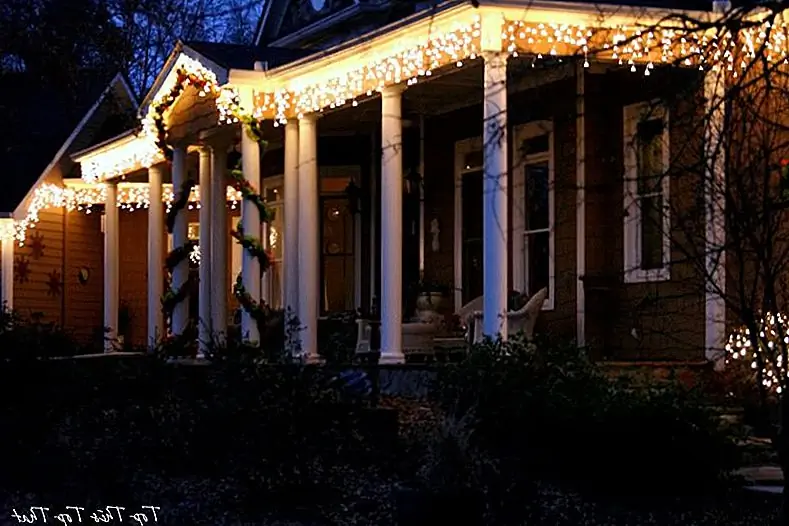 Например, вы можете использовать строки огней, чтобы обозначить дорожку и крышу вашего дома. Вы будете освещать внутренний дворик и одновременно выставить свой дом. {Найден на topthistopthat}.