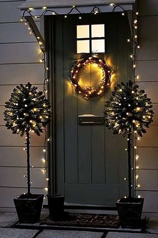 Используйте одну цепочку огней, чтобы украсить ваш вход. Обозначьте входную дверь, оберните огни вокруг тента и украсьте горшечные растения. Вы также можете повесить венок на парадную дверь, в которой также могут быть рождественские огни.