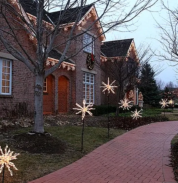 И так как звезды настолько прекрасны, возможно, вы хотели бы сделать их частью своего наружного рождественского декора. Используйте рождественские огни, чтобы украсить звездные украшения, чтобы освещать дорожку. Что касается дома, как насчет этих богемных огней, чтобы повесить с крыши?